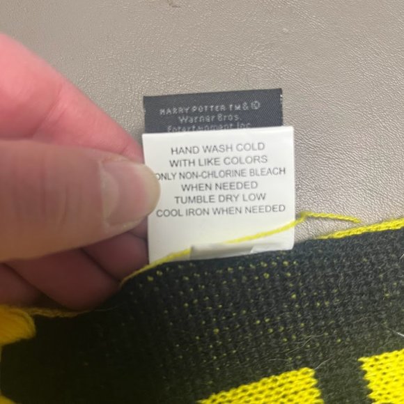 Harry Potter Hufflepuff Scarf - Picture 4 of 4